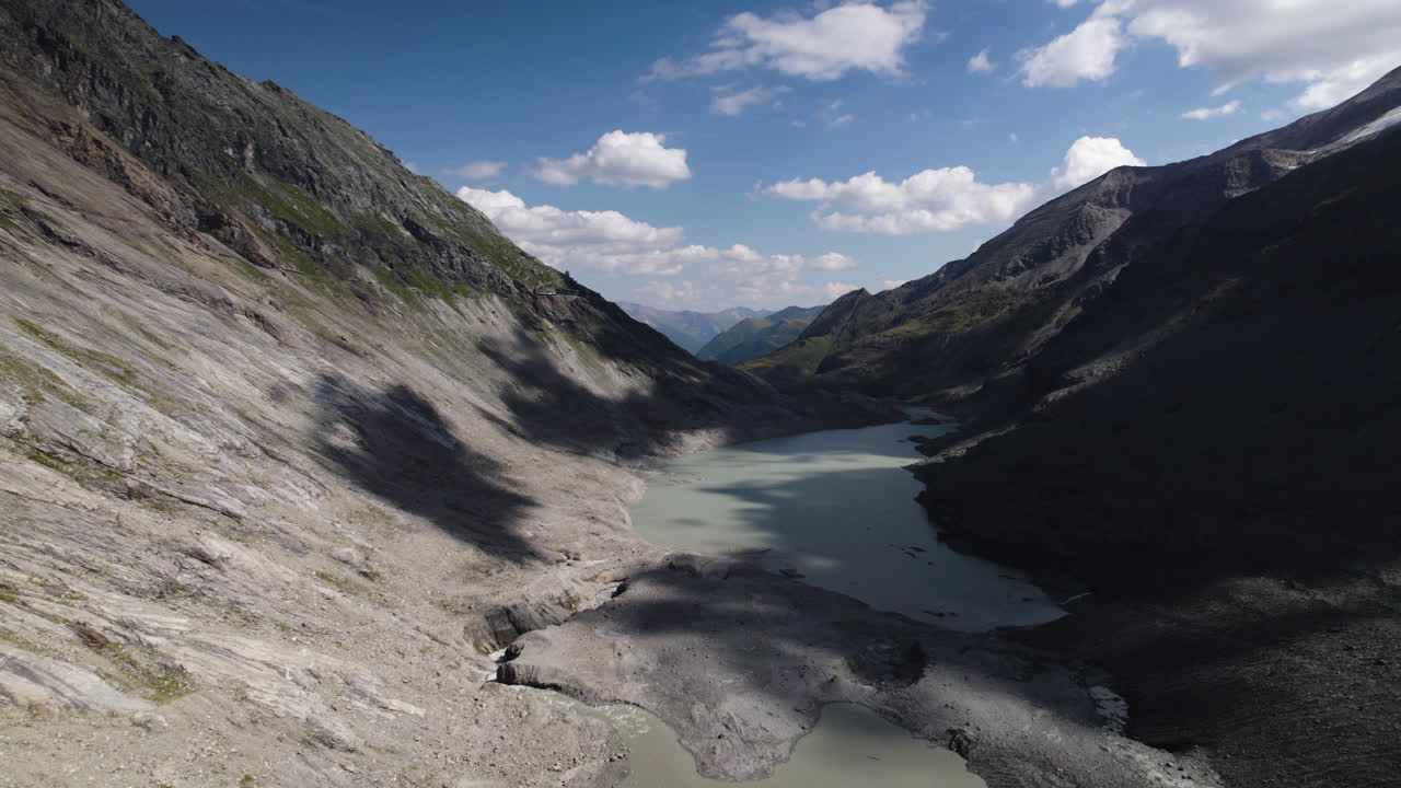 오스트리아 알프스 에 있는 그로스글로크너 산 아래 에 있는 녹고 있는 빙하 호수 의 공중 사진