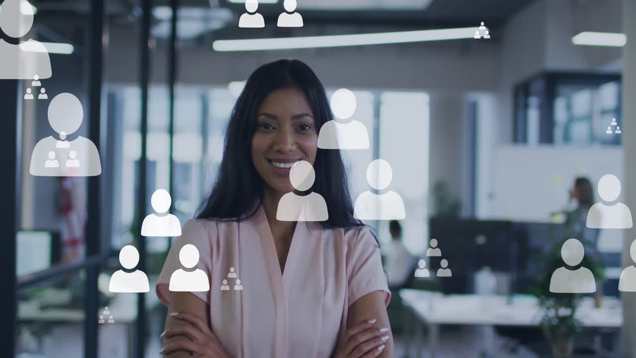 animación de la red de conexiones con iconos sobre empresaria biracial en la oficina