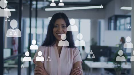 animación de la red de conexiones con iconos sobre empresaria biracial en la oficina