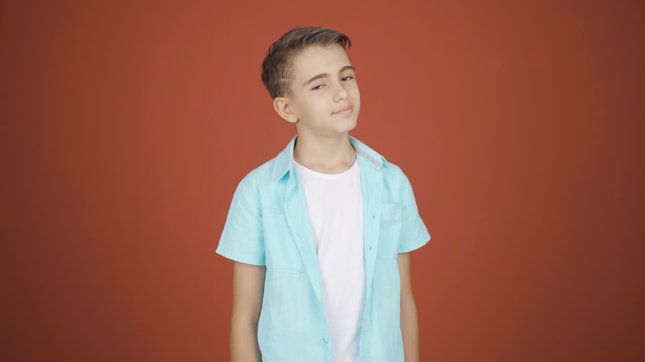 el chico está soñando.