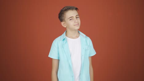 el chico está soñando.