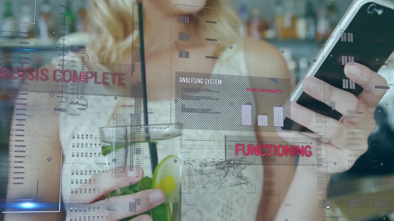 Kvinne låser opp smarttelefon som viser teknologioverlegg, plasserer telefonen på en betalingsflate og holder en cocktail.