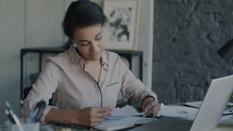 mujer de negocios que trabaja en documentos