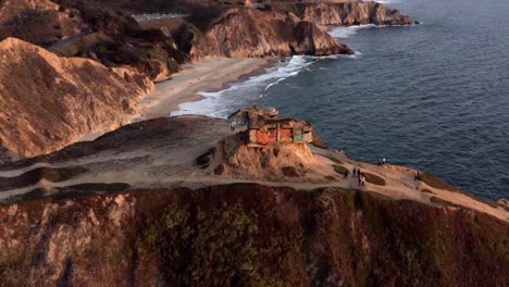 aéreo: dron, búnker del tobogán del diablo, vista en movimiento hacia adelante