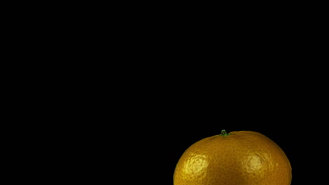 la fruta de naranja clementina gira en la esquina inferior derecha del marco negro