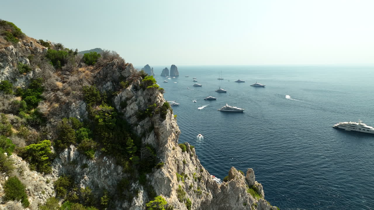 drone lento panorámica de las rocas escarpadas en la isla italiana de capri en un día soleado