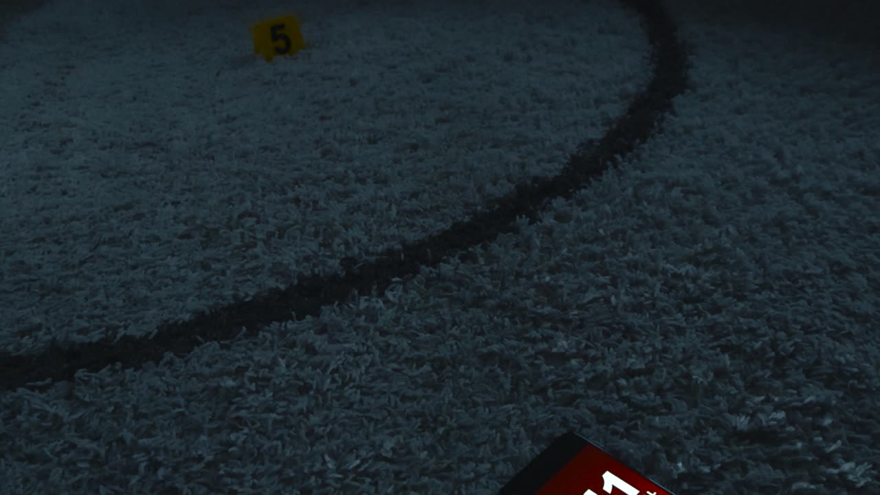 Keltainen poliisin rikospaikkatutkinnan numeroitu merkki puhelimen vieressä, josta soitetaan hätänumeroon 112, sekä särkynyt olut- tai viinilasi valkoisella matolla sisätiloissa asunnossa, yö