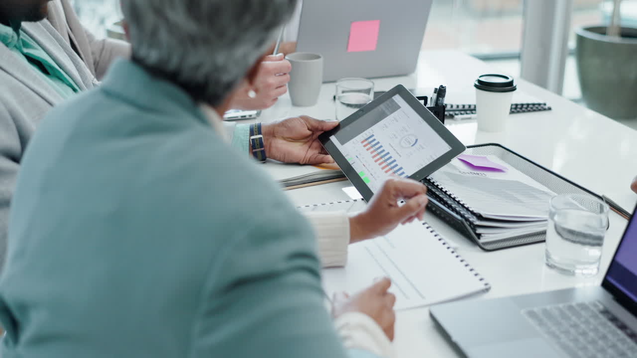 reunión, gráfico y gente de negocios en la tableta