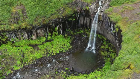 Vista-Aérea-De-La-Cascada-Svartifoss-En-El-Sur-De-Islandia,-Situada-En-Skaftafell,-Parque-Nacional-Vatnajökull---Tiro-Con-Drones