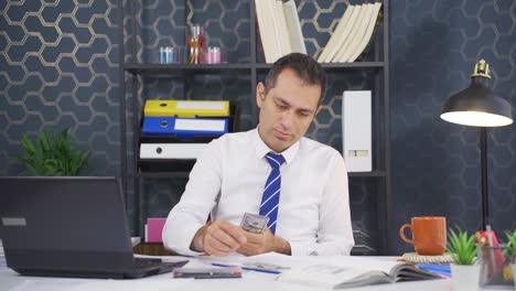 Businessman-doing-economic-calculations.