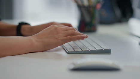 Primer-Plano,-Niña,-Dedos,-Texting,-Teclado,-En-Casa.-Manos-De-Estudiante-Presionando-Computadora