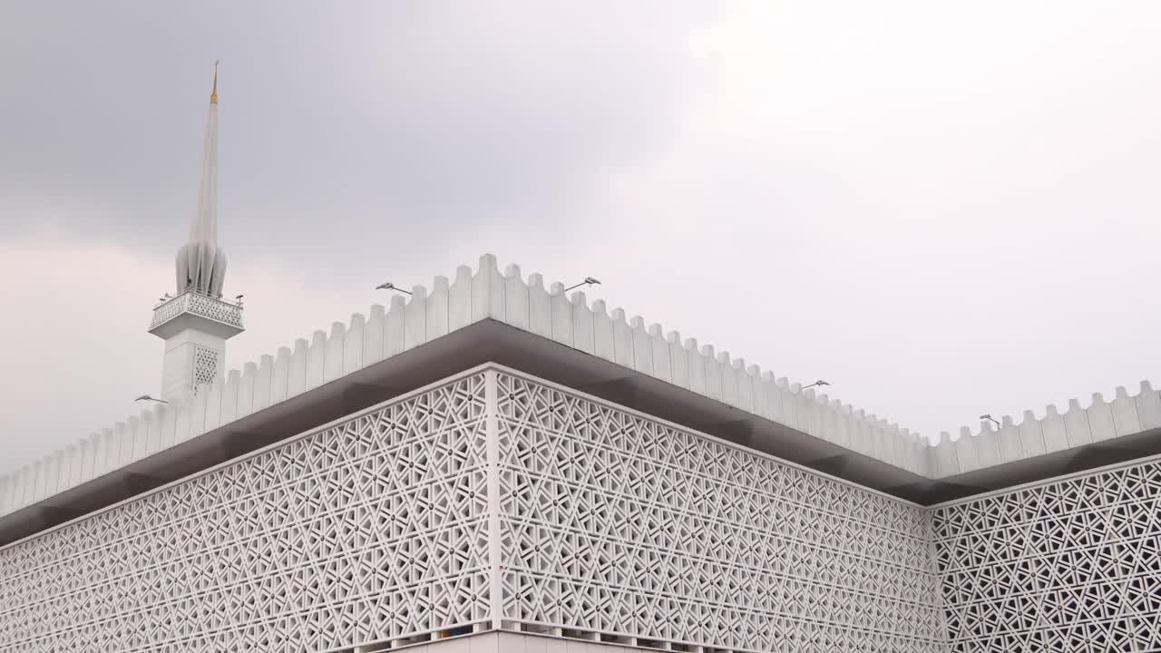 Moschea geometrica e minareto a Kuala Lumpur, Malesia