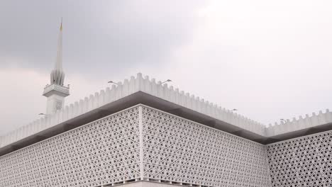 geometric-mosque-and-minaret-in-Kuala-Lumpur,-Malaysia