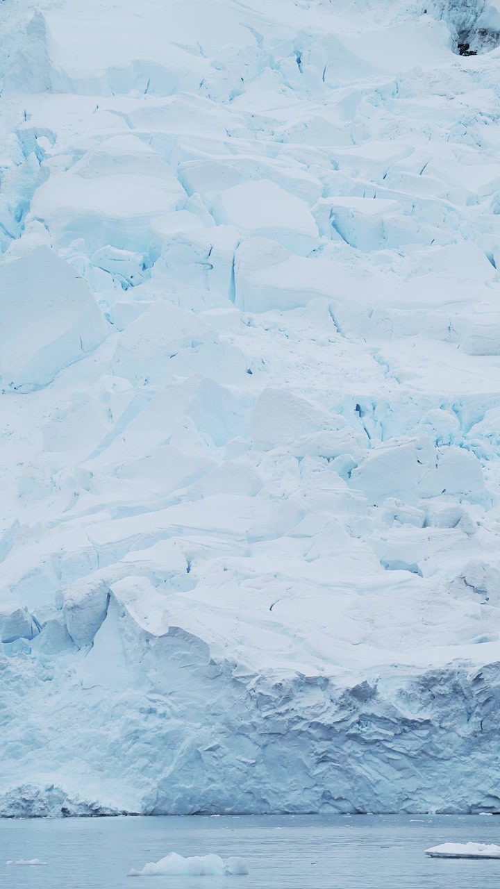 Gletscher und Eis in der Antarktis-Landschaft, Antarktische Halbinsel Landschaft und Natur mit winterlichem Ozeanwasser und Meereis in vertikalem Video für soziale Medien, Instagram Reels und Tiktok.