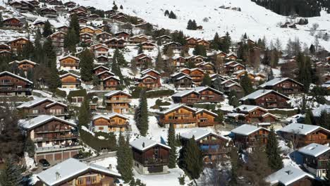 Excelente-Vista-Aérea-De-Una-Zona-Residencial-En-La-Invernal-Ciudad-Montañosa-De-Verbier,-Suiza