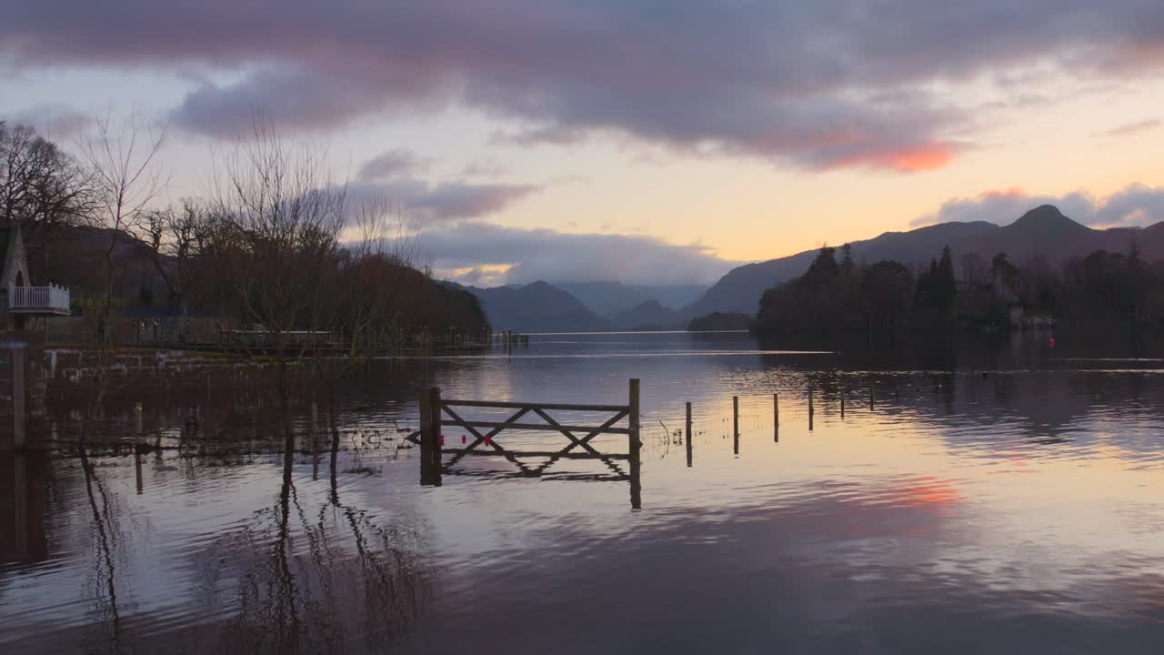 magnífico paisaje inundado durante la puesta de sol en el distrito de derwentwater lake, inglaterra