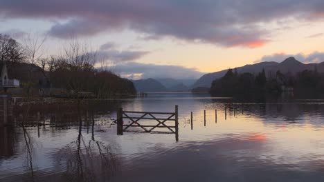 Magnífico-Paisaje-Inundado-Durante-La-Puesta-De-Sol-En-El-Distrito-De-Los-Lagos-Derwentwater,-Inglaterra