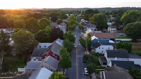 Cars-drive-through-town-in-USA