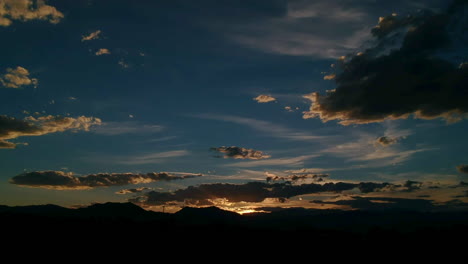 puesta de sol detrás de las montañas rocosas