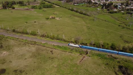 vista aérea de un tren azul en zona rural de buenos aires, argentina
