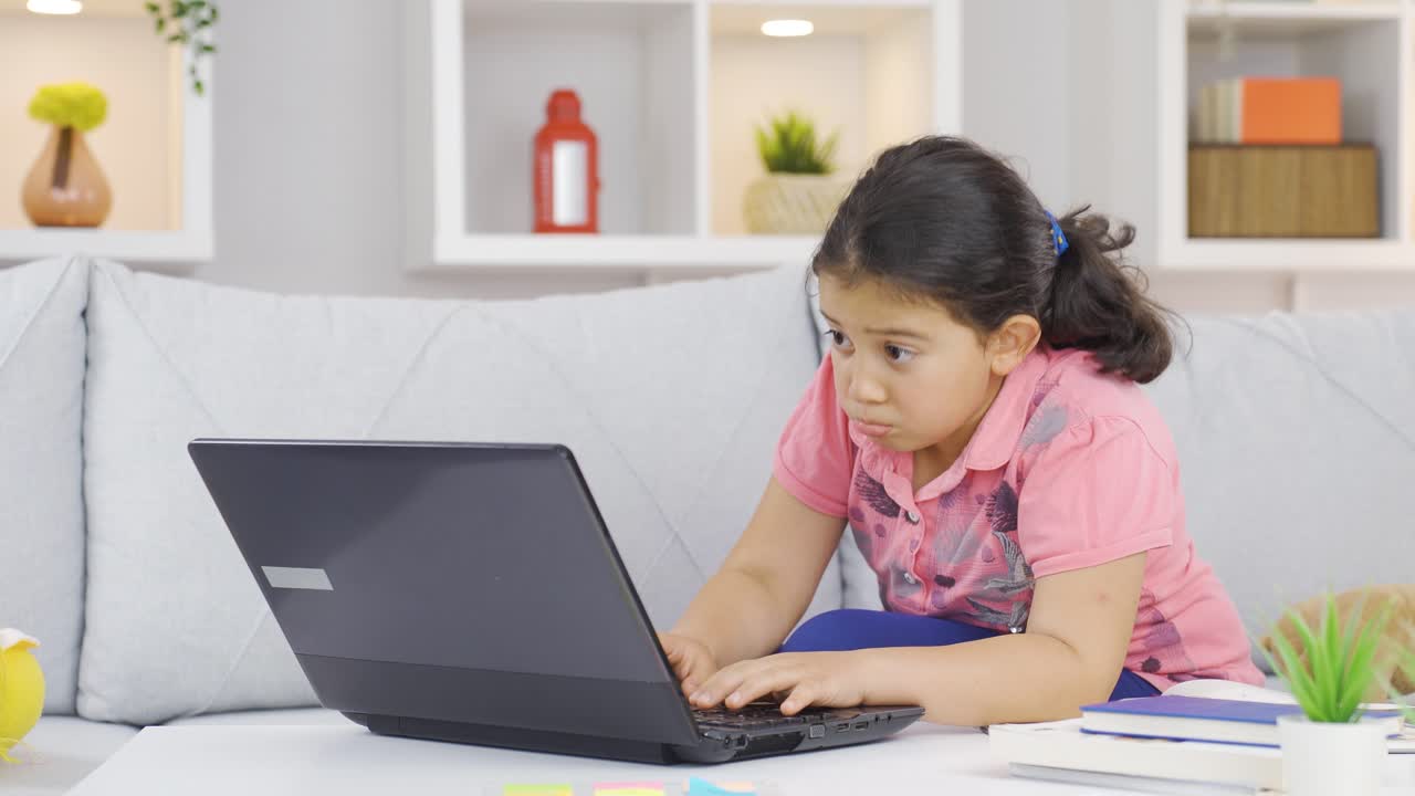 una niña inteligente y seria centrada en las cosas tecnológicas.