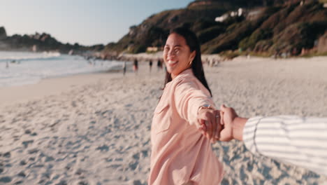 amor, tomándose de la mano y corriendo con la pareja