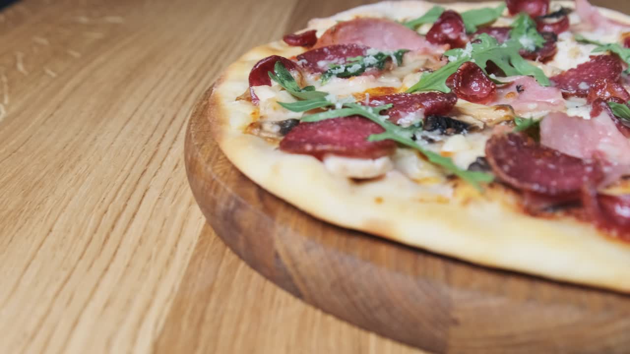 Pizza appetitosa su tagliere di legno in un ristorante