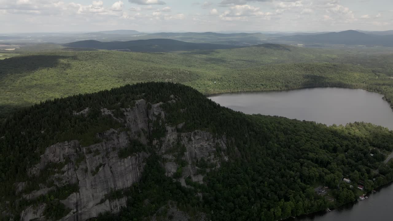 paisaje de la exuberante y verde cordillera costera del monte pinacle y el tranquilo lago en coaticook, quebec, canadá