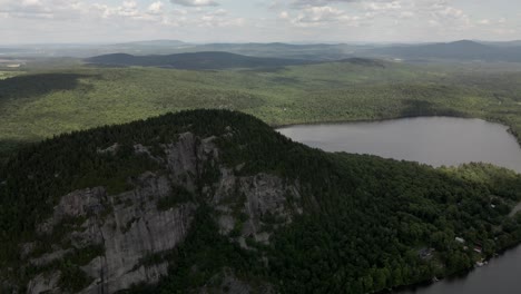 Landscape-Of-Lush-Green-Coastal-Mountain-Range-Of-Mount-Pinacle-And-Calm-Lake-In-Coaticook,-Quebec-Canada