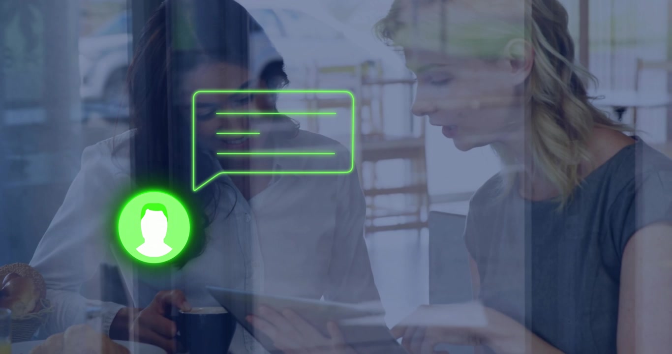 Colegas rolando tela do tablet e iniciando bolha de chat verde neon, inclinando-se para conversa de negócios