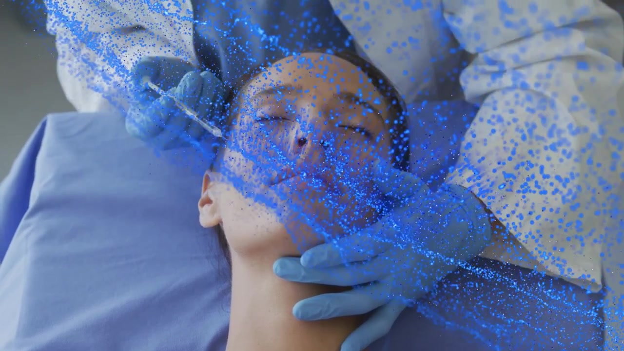 Dermatologo che esegue un'iniezione facciale con sovrapposizione di particelle digitali.