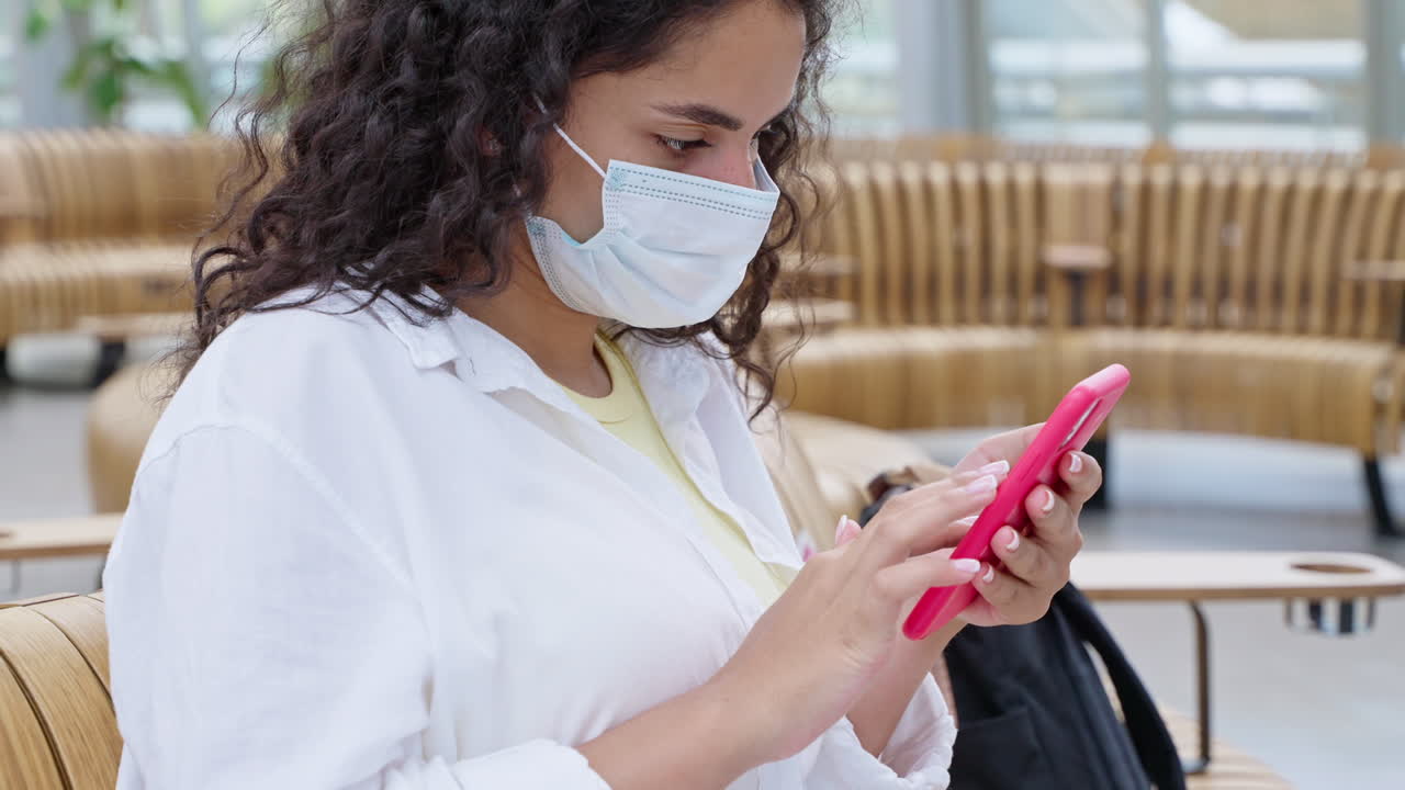 mujer esperando y usando el teléfono