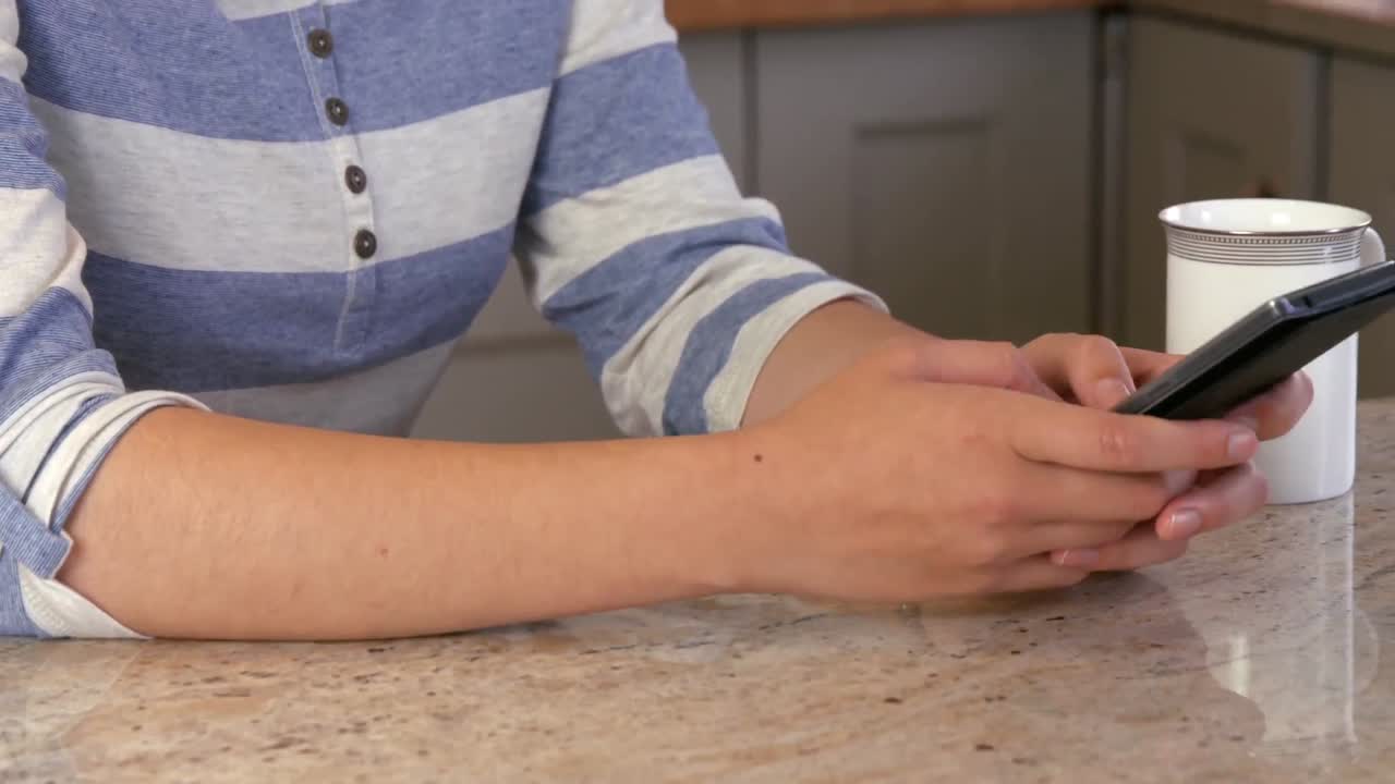 mujer asiática disfrutando de un café usando el teléfono