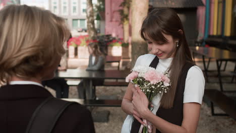 Junge-Schenkt-Mädchen-Blumen