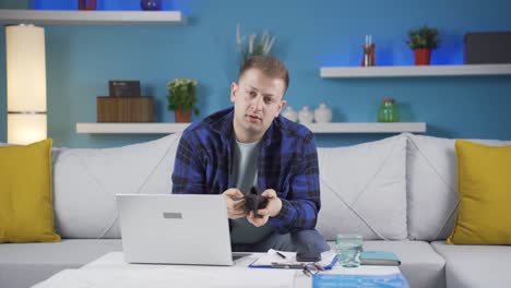 Home-office-worker-man-showing-his-empty-wallet-to-the-camera.