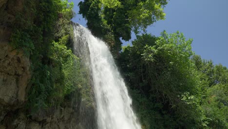 Wasserfall-Aus-Niedrigem-Winkel,-Sonniger-Sommertag,-Wald,-Nationalpark,-Klippe,-Blauer-Himmel