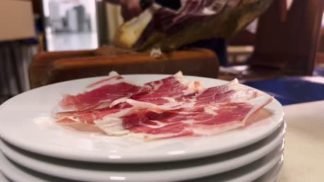 con precisión, una persona corta la carne en rebanadas pequeñas, elaborando arte culinario