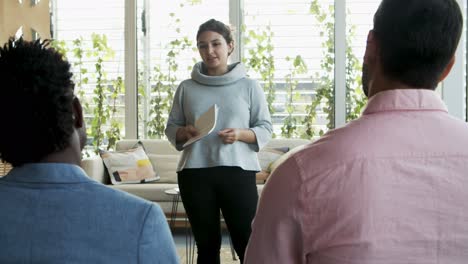 un líder de equipo confiado hablando con los empleados.