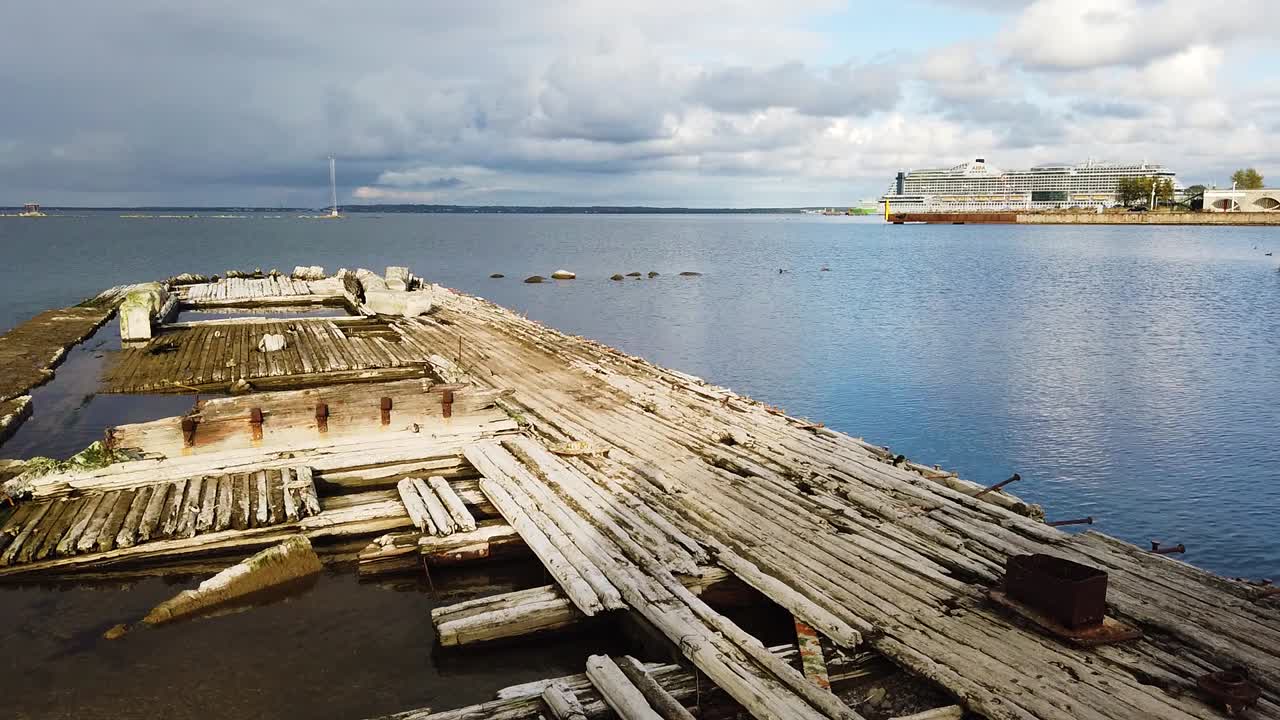 부서진 부두의 아름다운 움직임 패닝과 멀리 있는 탈린 항구