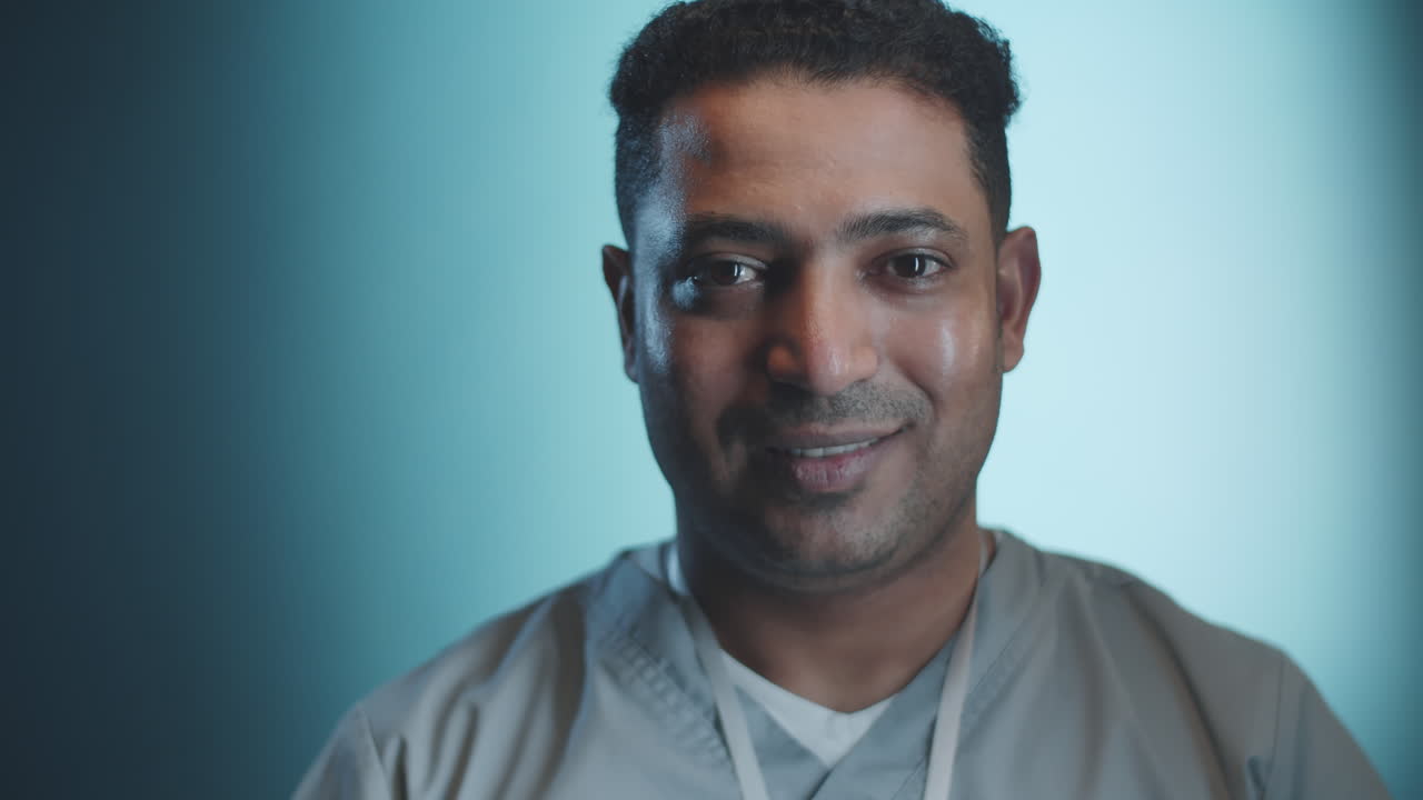 retrato de un alegre médico de oriente medio