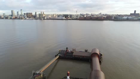 Woodside-Ferry-Village-Terminal-Antenne-Links-Dolly-über-Liverpool-Harbour-Skyline-Tauben-Fliegen-Durch-Schuss