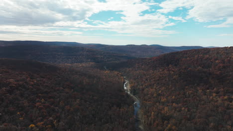 Vista-Aérea-Del-Río-Lee-Creek-En-Medio-De-La-Cordillera-Durante-El-Otoño-En-Arkansas,-EE.UU.