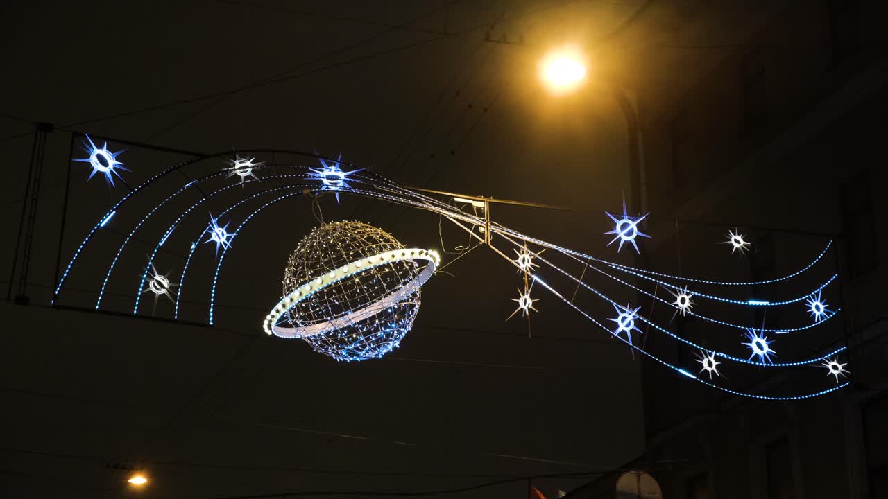 행성 디자인으로 장식된 거리 조명