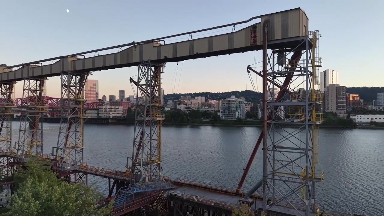 Droneoptagelse med baglæns flyvning af en kornsilo i NE Portland