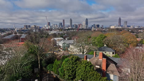 Atlanta-Antena-V778-Vías-De-Tren-Elevado-De-Bajo-Nivel-A-Través-Del-Vecindario-Residencial-De-Inman-Park-A-Lo-Largo-Del-Sendero-De-La-Línea-De-Circunvalación-Con-El-Paisaje-Urbano-Del-Centro-En-El-Fondo---Filmado-Con-Cine-Mavic-3---Diciembre-De-2021