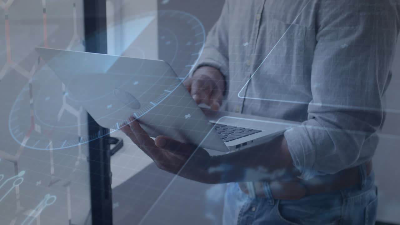 Hombre cambiando el agarre y abriendo el portátil, tecleando mientras datos holográficos animan funciones tecnológicas