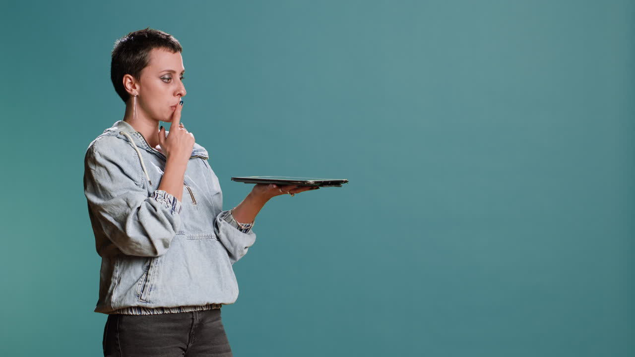 mujer con tableta digital