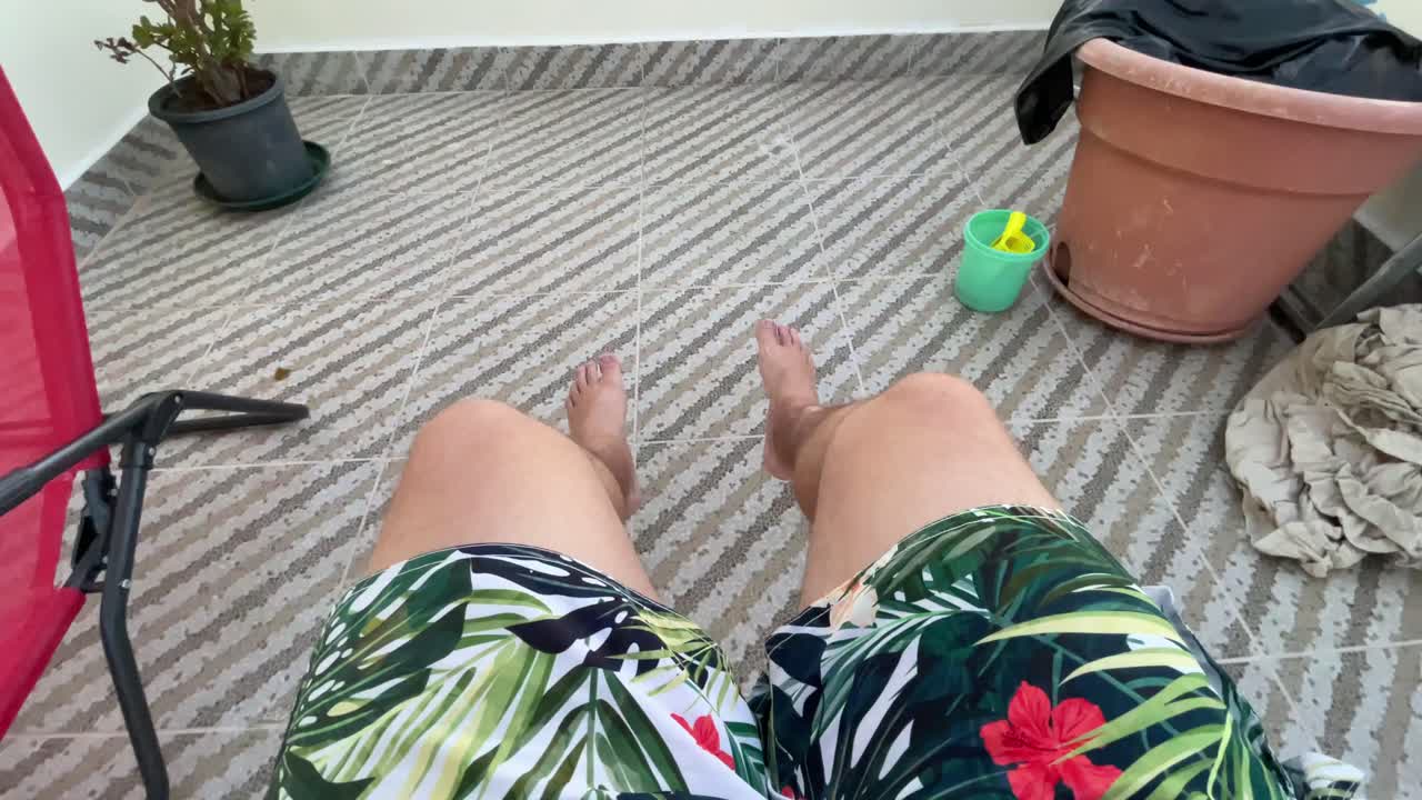 그네를 타면서 총을 쏘는 기뻐하는 남자의 정적인 장면