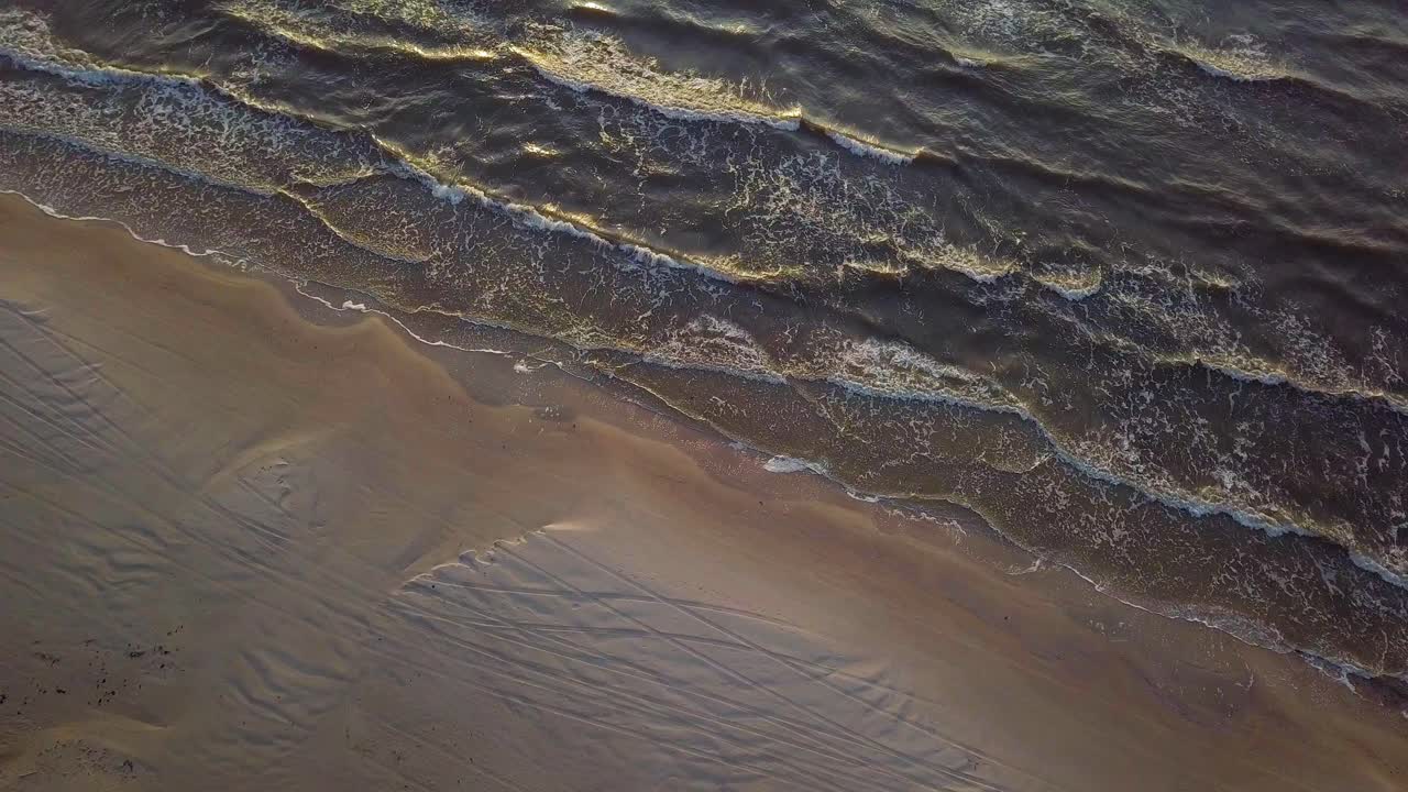 화창한 저녁, 일몰, 황금시간, 백사장이 있는 해변, 해안 침식, 기후 변화, 태양 반사, 광각 드론 샷