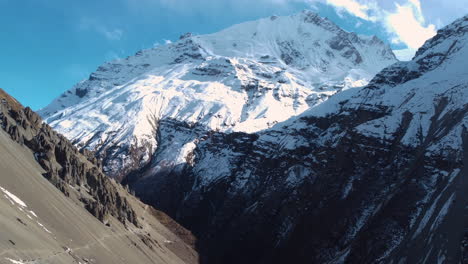 Atemberaubende-Luftaufnahme-Des-Annapurna-berges-In-Manang-Nepal,-Bedeckt-Mit-Schnee-Und-Sonnenstrahlen